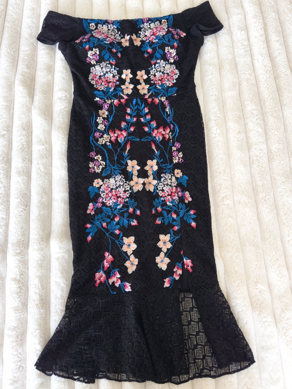GUESS Black Off-Shoulder Floral Embroidered Midi Dress